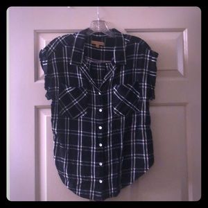 💟 Black & white button down with cuffed sleeves